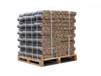 Rundbriketts auf einer Palette von schräg Seitlich