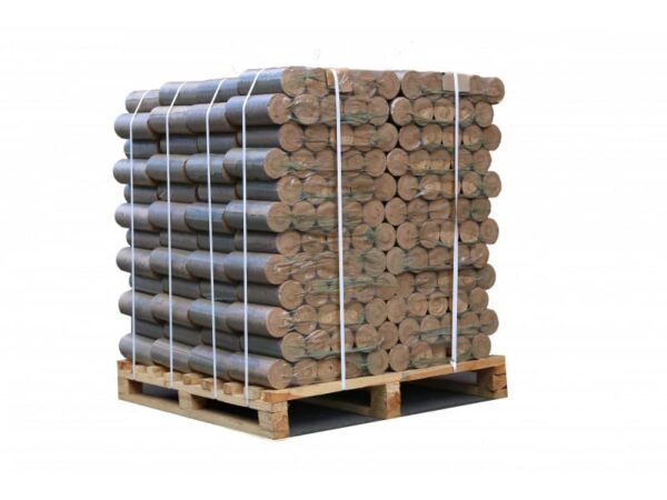 Rundbriketts auf einer Palette von schräg Seitlich