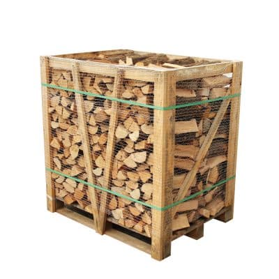 Palette mit geschnittenem Brennholz