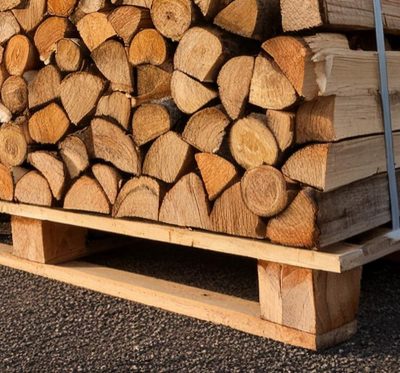 Kaminholz auf Palette trocken